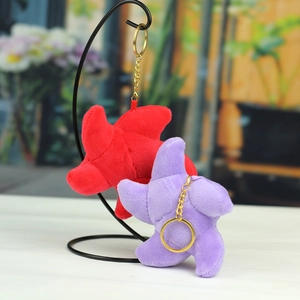 Détail de pendentifs étoile de mer en peluche rouge et violet avec porte-clés dorés