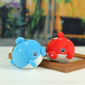 Détail des porte-clés peluche poisson-globe bleu et rouge avec chaînes dorées et clips