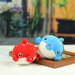Détail de mignons porte-clés pieuvre en peluche rouge et bleue avec anneaux métalliques
