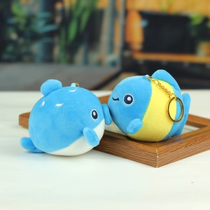 Gros plan de porte-clés en peluche baleine et poisson avec broderie et anneaux