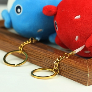 Vue macro de porte-clés baleine et poulpe en peluche avec anneaux dorés en métal