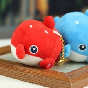 Vue détaillée de porte-clés peluche baleine avec fermoirs mousquetons métalliques