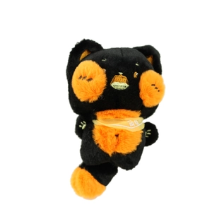 Porte-clés chat en peluche noir avec joues oranges et écharpe jaune sur fond blanc