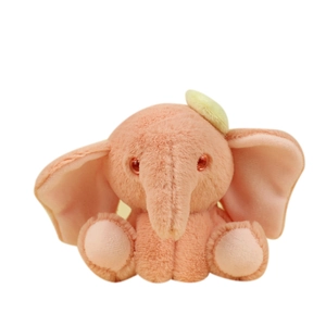 Peluche elefante rosa con grandi orecchie e un piccolo cappello giallo