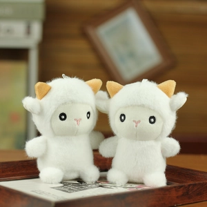 Set di due portachiavi a forma di agnello in peluche bianco con corna gialle e catena