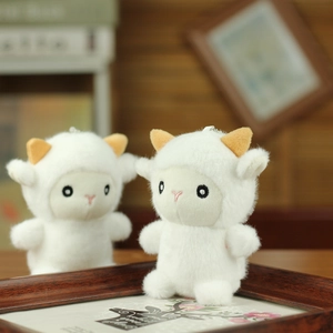 Simpatico portachiavi a forma di pecora in peluche bianco con corna arancioni morbide