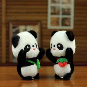 Nahaufnahme von flauschigen Panda-Plüschanhängern mit süßen Blatt- und Erdbeertaschen