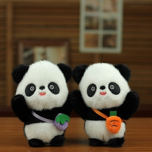 Detail von Plüsch-Pandas mit kleinen Beeren- und Karottentaschen auf Holztisch