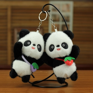 Details von Panda-Plüsch-Schlüsselanhängern mit lila Auberginen- und Erdbeertaschen