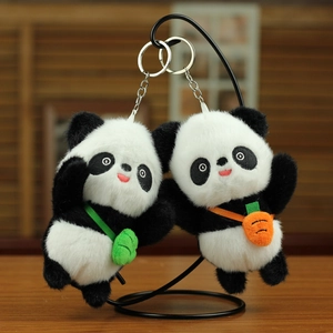 Detail von Panda-Plüschanhängern mit Blatt- und Karottenbeuteln an einem Metallständer