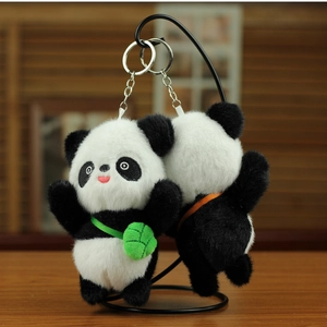 Panda Plüsch-Schlüsselanhänger mit flauschigem Fell und grünem Blatt im Detail