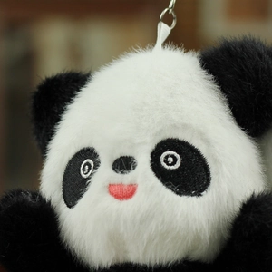 Makro-Detail des Panda-Plüschanhängers mit weicher Textur und hochwertiger Stickerei