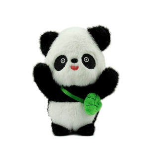 Niedliche Pandabär-Plüschfigur mit grüner Blatttasche auf weißem Hintergrund