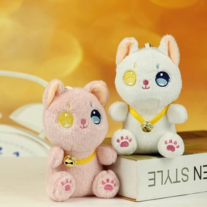 Portachiavi gatto in peluche rosa e bianco con occhi ricamati e campanello d'oro