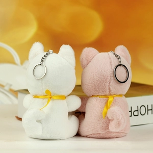 Vista posteriore di portachiavi a forma di gatto in peluche bianco e rosa con fiocchi