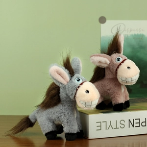 Détail de pendentifs âne en peluche gris et marron avec expressions amusantes
