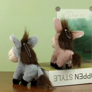 Détail du porte-clés âne en peluche avec fourrure douce, chaînette et étiquette CE