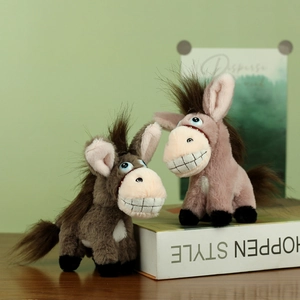 Détail de mignonnes peluches âne avec de grandes dents blanches et une texture douce