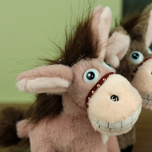 Gros plan d'un mignon âne en peluche avec de grands yeux sur fond vert pastel doux