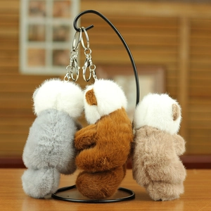 Tre portachiavi a forma di lontra marina di peluche colorati appesi per decorare borse