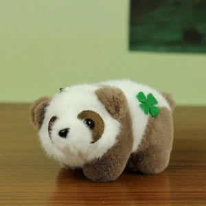 Bruin en witte panda pluche sleutelhanger met klaver detail en metalen ring