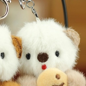 Dettaglio ravvicinato di un portachiavi a forma di orsetto di peluche con pelliccia morbida