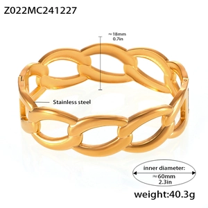 Detail view of 18mm wide interlocking gold link chain bracelet with dimensions shown