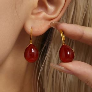 Boucles d'oreilles gouttes rouges en résine avec crochets dorés pour parure femme
