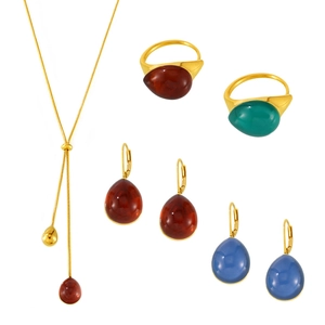 Parure de bijoux en acier inoxydable avec pendentifs en résine rouge, vert et bleu
