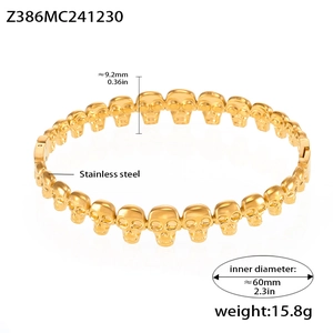Detailansicht eines goldfarbenen Edelstahlarmbands mit kleinen Totenkopf-Motiven