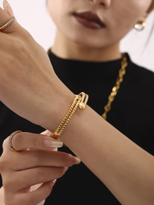 Dettaglio del bracciale a doppio strato placcato oro 18k con estremità sferiche