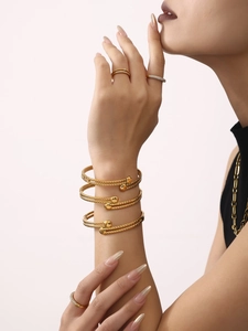 Dettaglio del bracciale a doppio strato placcato oro 18 carati con sfere al polso