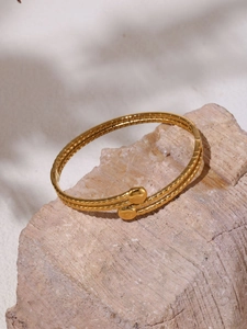 Dettaglio del bracciale doppio strato placcato oro 18k con texture ondulata