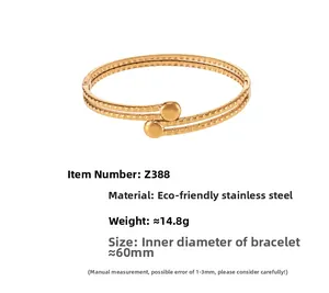 Dettaglio del bracciale bypass in acciaio inossidabile placcato oro 18k con texture