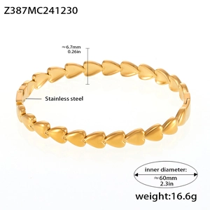 Vue détaillée d'un bracelet à maillons cœur en acier doré avec dimensions et poids