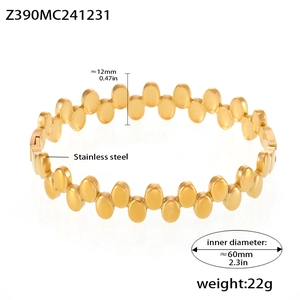Detailansicht des goldenen Edelstahl-Gliederarmbands mit Maßangaben und Details