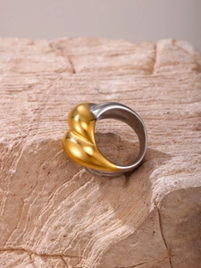 Dettaglio anello bicolore a onde con finitura lucida in oro 18K e argento puro