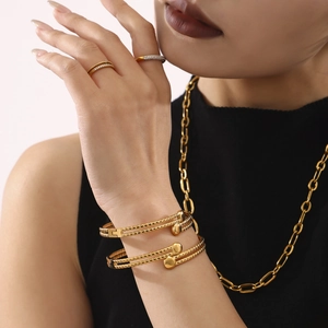 Bracciali aperti placcati oro 18 carati con anelli impilabili e collana a catena spessa