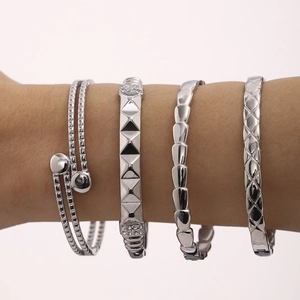 Set di bracciali in argento lucido con perline doppie, rivetti e texture trapuntate