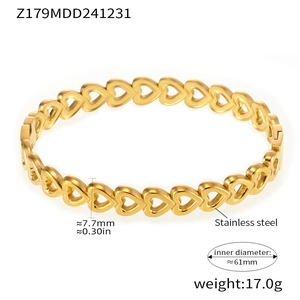 Detailansicht des goldenen Edelstahlarmbands mit Herzgliedern und 7,7mm Breitenangabe
