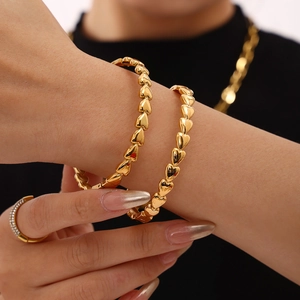 Bracelet élégant à maillons en cœur en acier inoxydable plaqué or 18 carats pour femme