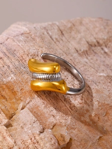 Dettaglio del design ondulato bicolore oro e argento con finitura placcata oro 18K