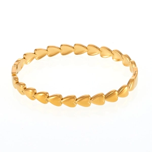 Bracelet jonc en acier inoxydable plaqué or 18K mat avec motif de cœurs reliés