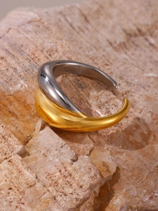 Macro di un anello regolabile bicolore su pietra naturale con moderne curve organiche