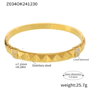 Detailed view of 18K gold plated steel rivet bracelet with size and weight annotations