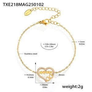 Détail d'un bracelet coeur en acier inoxydable plaqué or 18K avec zircons brillants