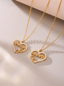 Détail du collier cœur doré avec cristaux brillants et gravure 'MAMMA' élégante