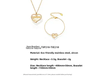 Détail du pendentif cœur doré avec lettrage MAMMA et incrustation de zircon étincelant