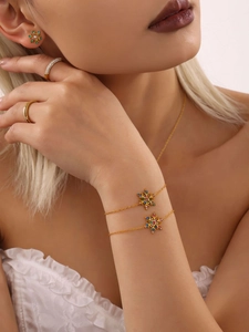 Primer plano de conjunto de joyas de copo de nieve bañadas en oro 18K con circonitas