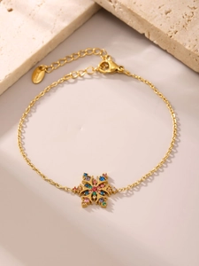 Detalle de la pulsera de copo de nieve bañada en oro de 18K con circonitas de colores